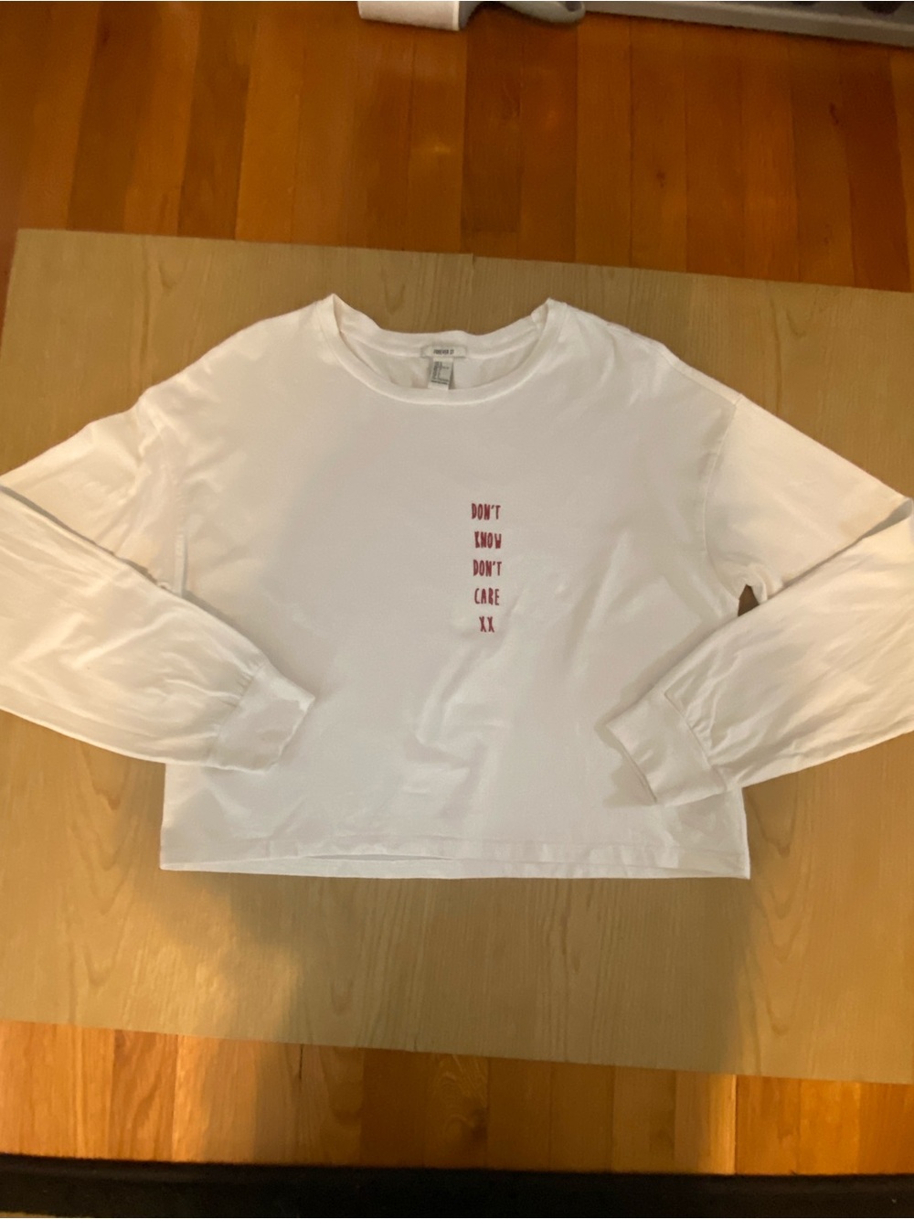 FOREVER 21 White Long-Sleeve Graphic Cropped Tee - Don’t Know Don’t Care large